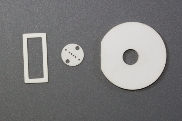 陶瓷電路基板劃線(xiàn)打孔設(shè)備—陶瓷激光切割機(jī) 陶瓷電路基板劃線(xiàn)打孔設(shè)備—陶瓷激光切割機(jī)