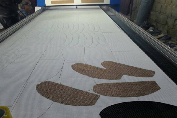 電腦激光裁床專業(yè)生產(chǎn)廠家—蘇州創(chuàng)軒激光科技 電腦激光裁床專業(yè)生產(chǎn)廠家—蘇州創(chuàng)軒激光科技