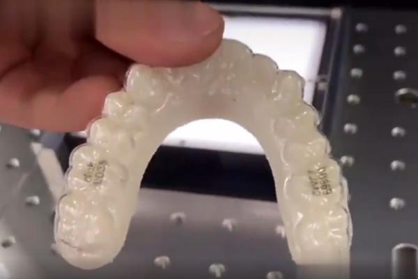 隱形牙套打標刻字設備—牙套激光打標機 隱形牙套打標刻字設備—牙套激光打標機